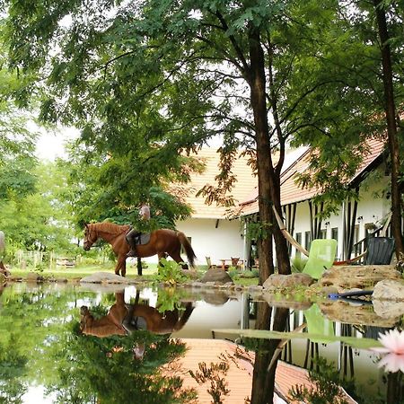 Hotel Hunor Lovastanya à Kunbaracs Extérieur photo