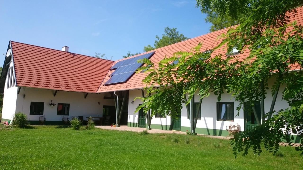 Hotel Hunor Lovastanya à Kunbaracs Extérieur photo