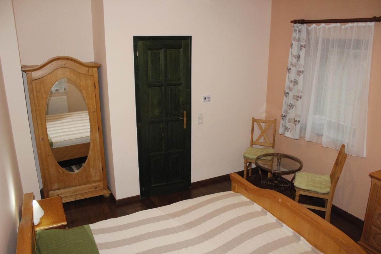 Hotel Hunor Lovastanya à Kunbaracs Extérieur photo