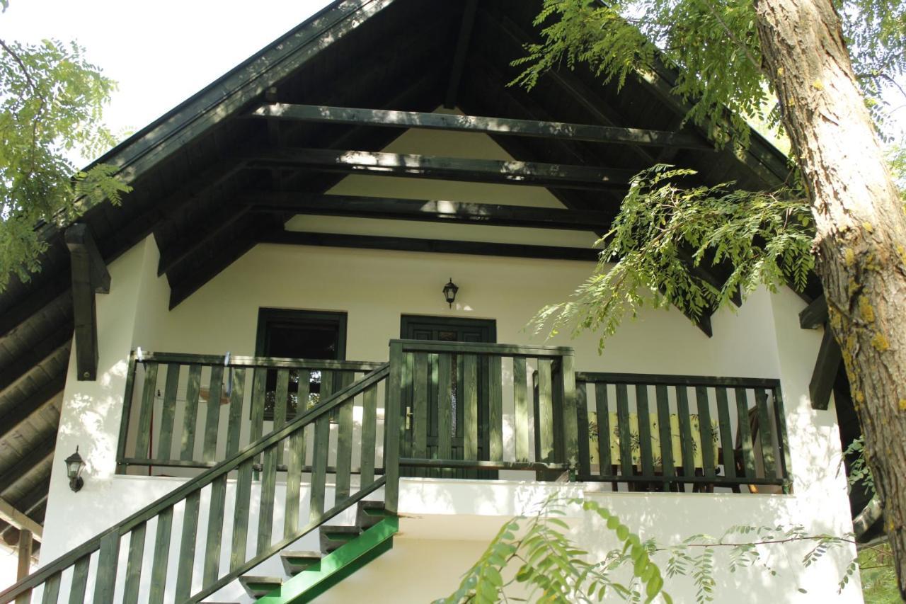 Hotel Hunor Lovastanya à Kunbaracs Extérieur photo