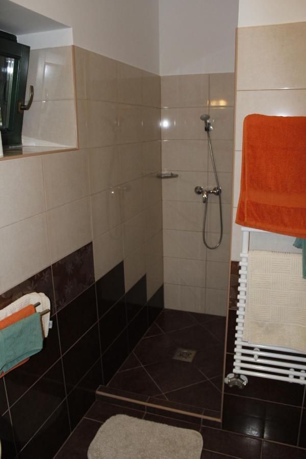 Hotel Hunor Lovastanya à Kunbaracs Extérieur photo