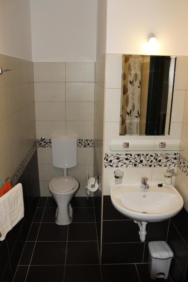 Hotel Hunor Lovastanya à Kunbaracs Extérieur photo
