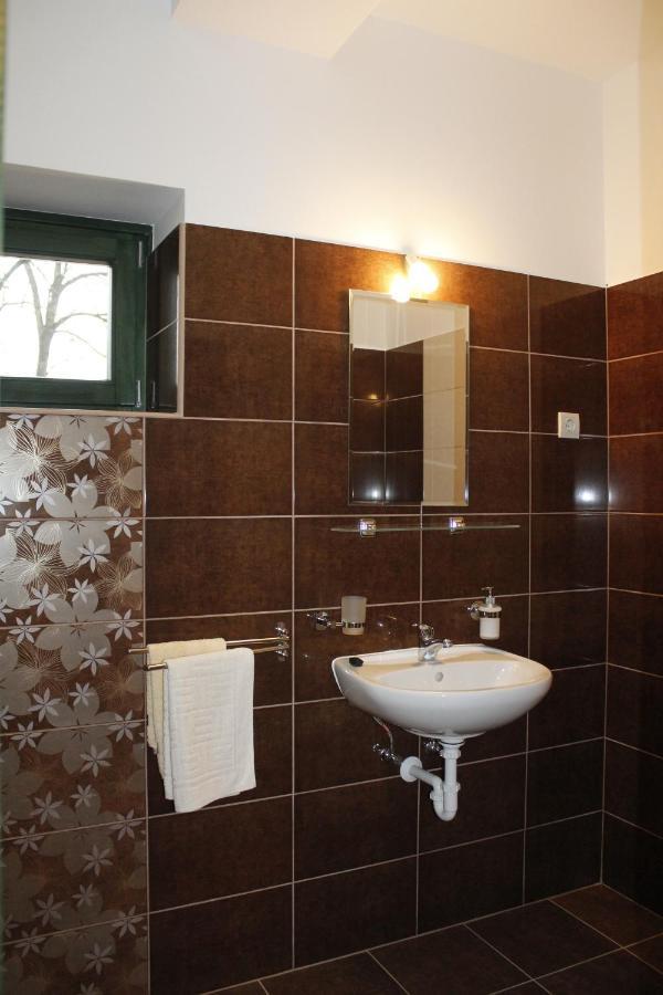 Hotel Hunor Lovastanya à Kunbaracs Extérieur photo