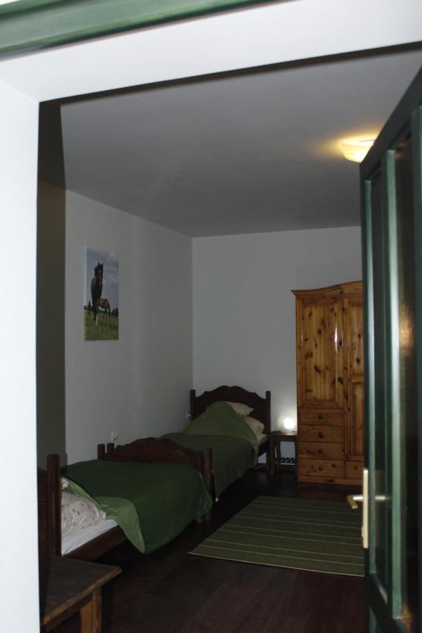 Hotel Hunor Lovastanya à Kunbaracs Extérieur photo