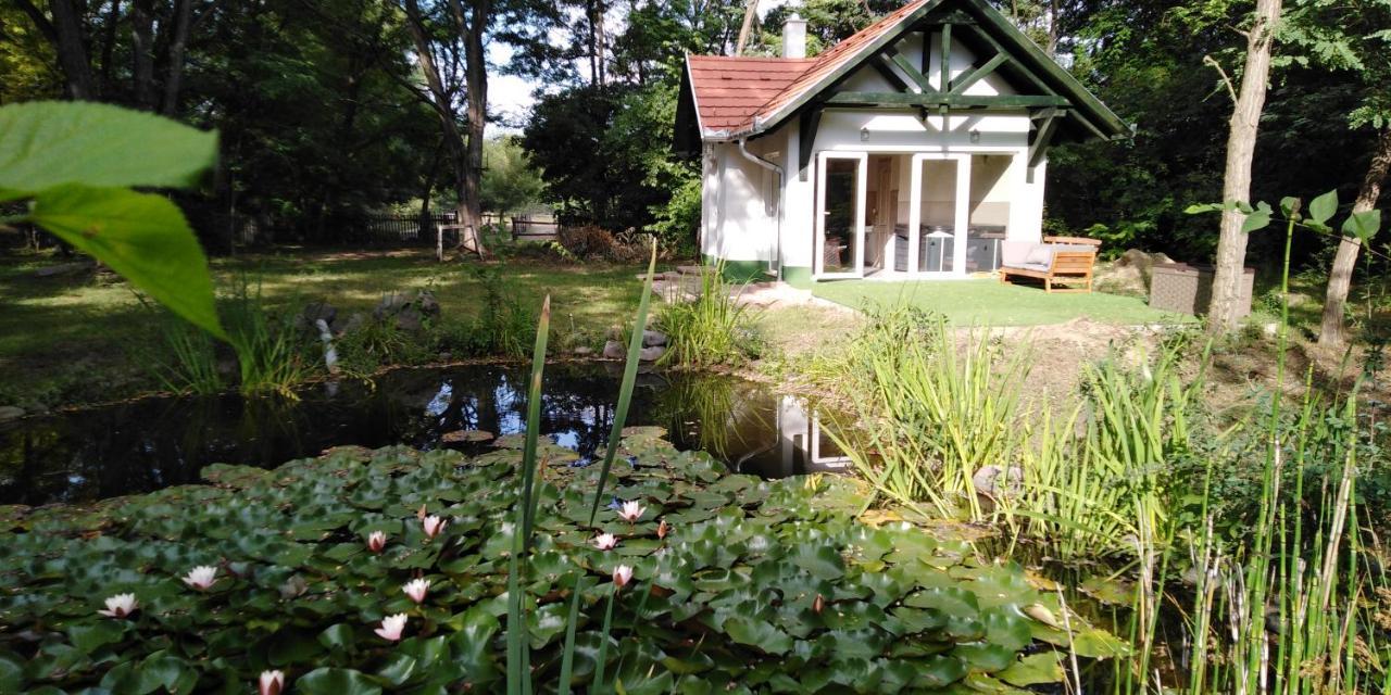 Hotel Hunor Lovastanya à Kunbaracs Extérieur photo